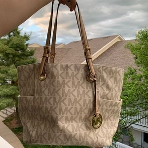 • Michael Kors Jet Set Signature Tote in White •